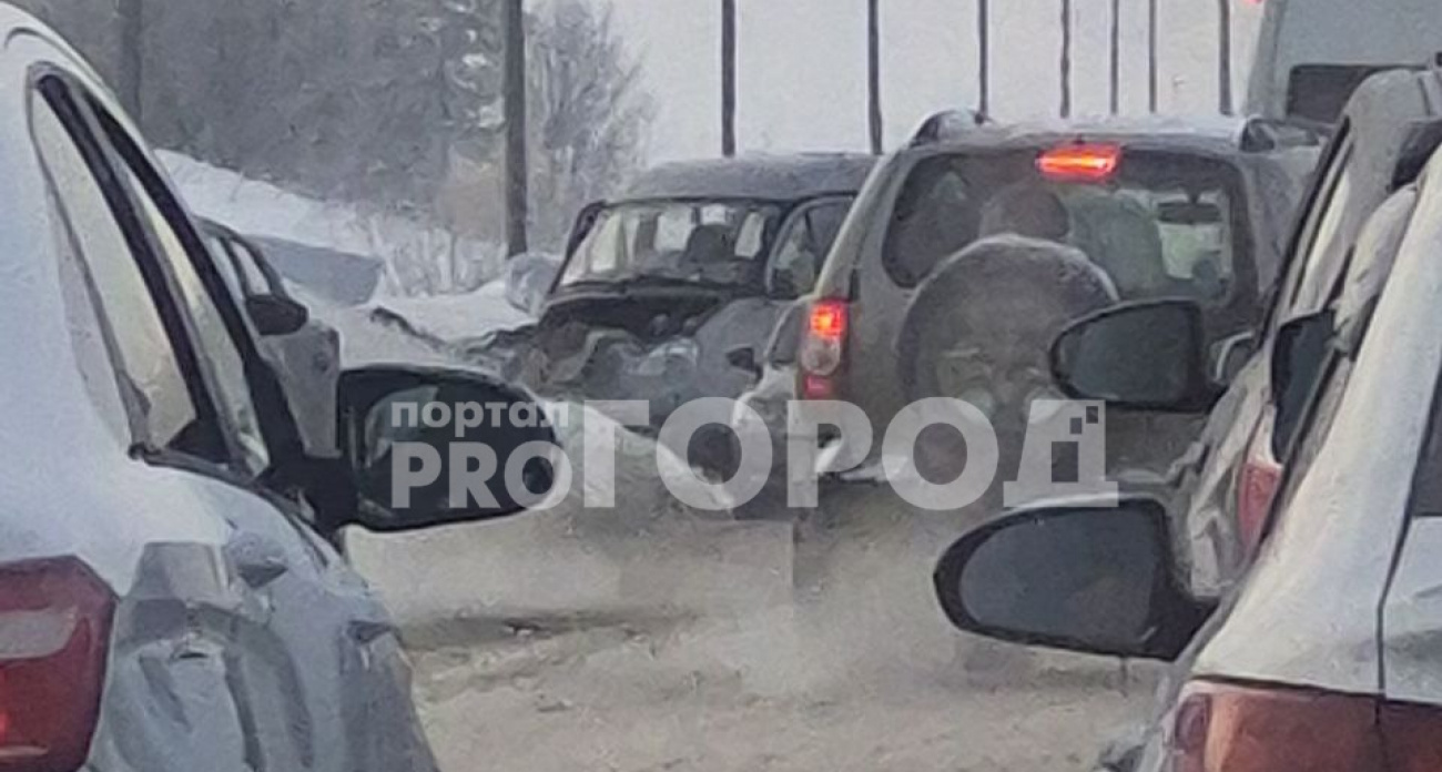 В Чувашии на трассе Вятка столкнулись микроавтобус и легковушка: есть пострадавшие
