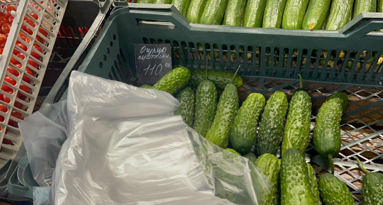 Больше пяти не дадим: в супермаркетах ввели жесткий лимит на огурцы и назвали неожиданную причину