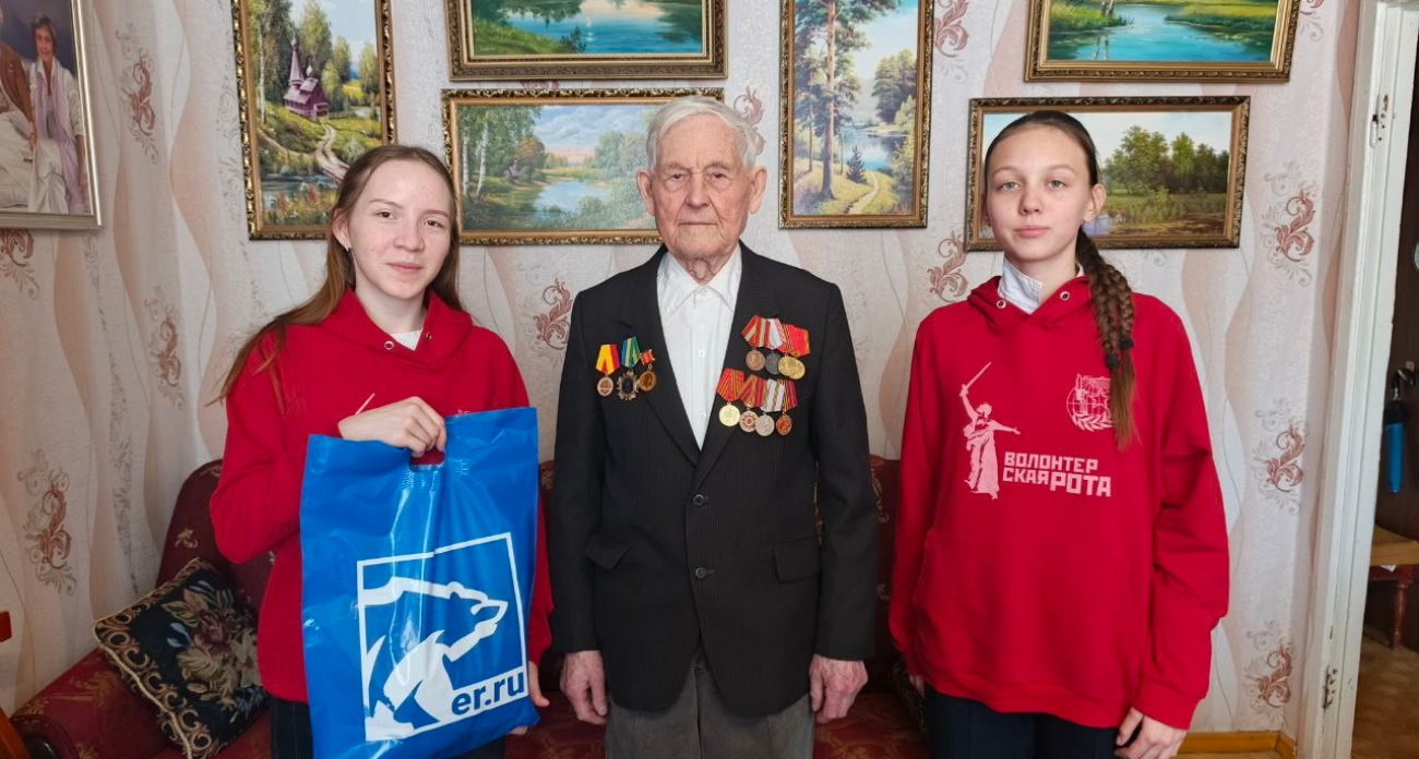 Новочебоксарские волонтеры навестили ветерана