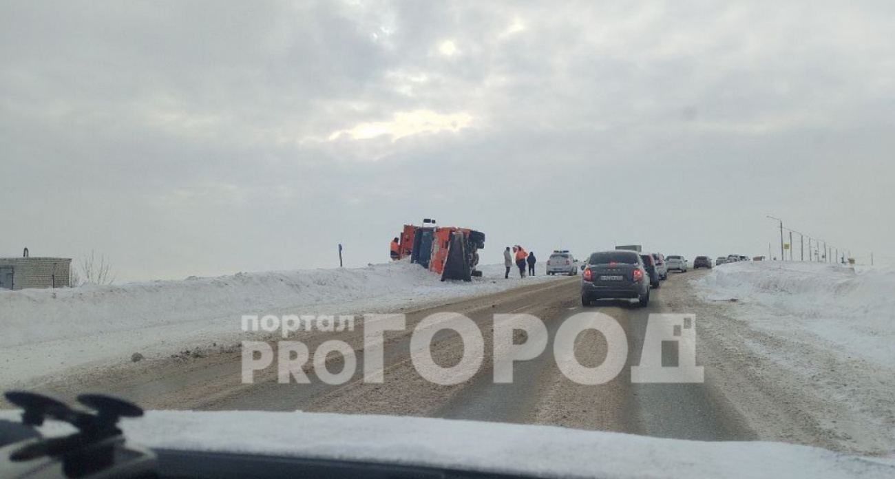 На выезде из Новочебоксарска опрокинулась снегоуборочная машина