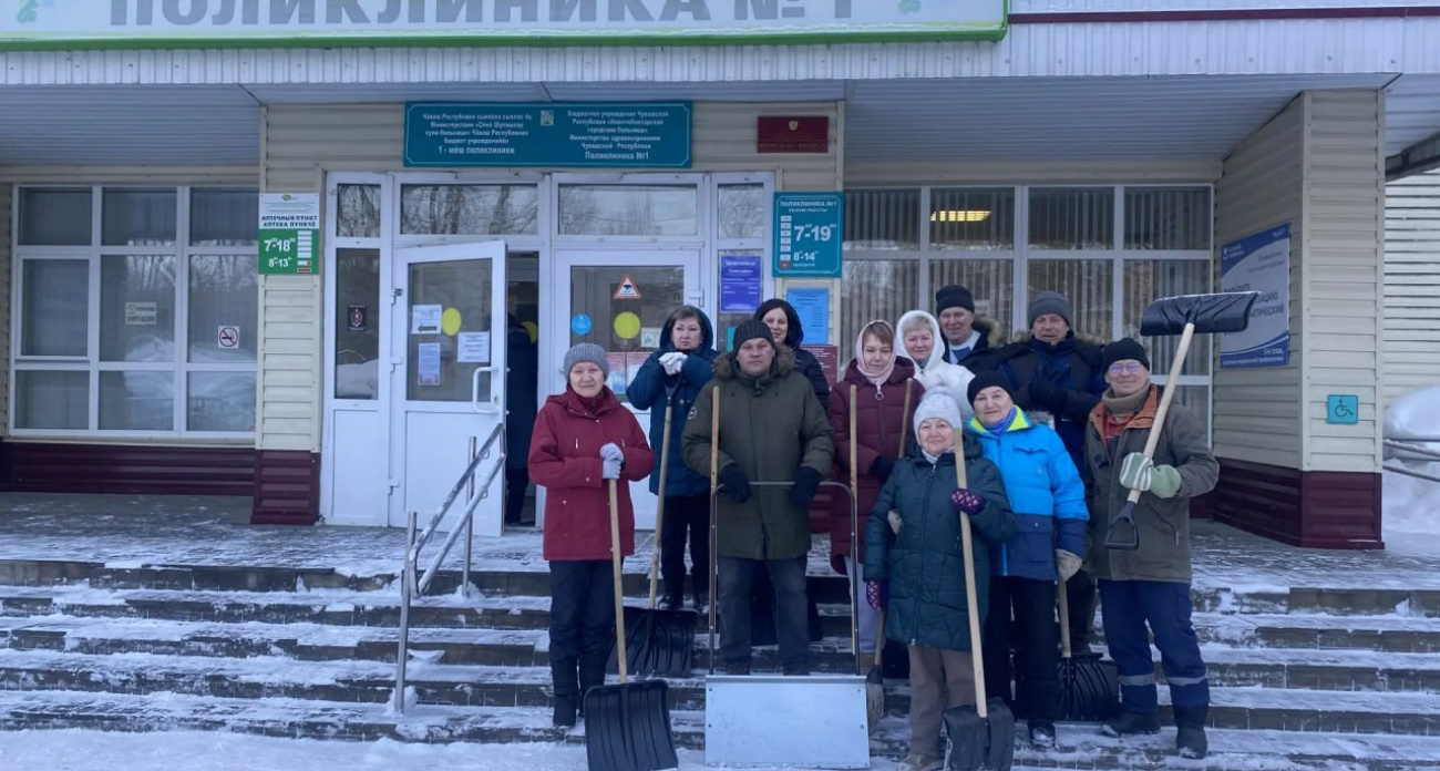 Забота о пациентах с порога: новочебоксарские врачи очистили от снега территорию больницы
