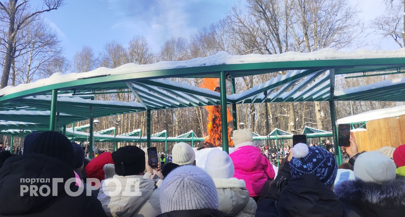 Новочебоксарцы проводили зиму песнями, танцами и сожжением чучела Масленицы