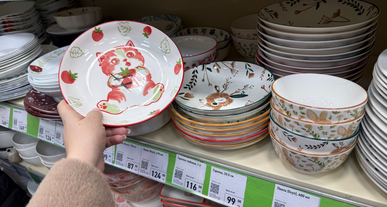 Подарки на любой кошелек: Fix Price завалил прилавки новинками — швабры по 229, тапки по 499 и кот, приносящий удачу