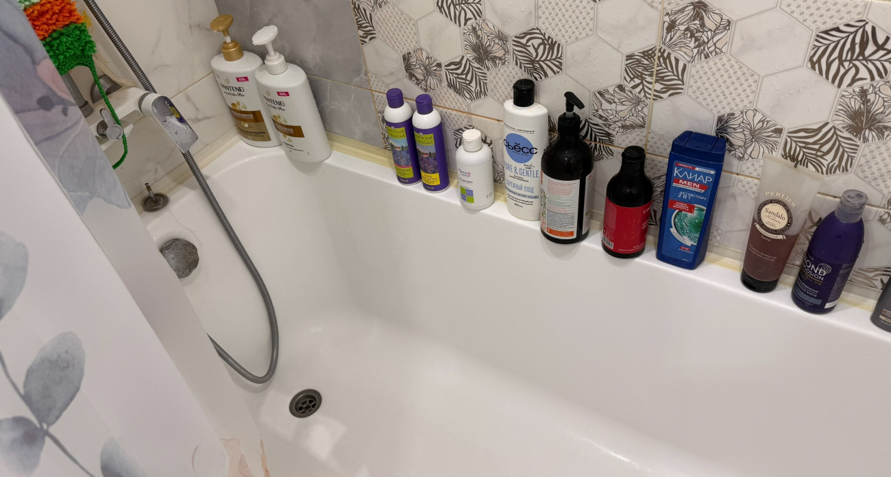 Одна капля средства в слив на ночь: трубы остаются чистыми годами без химии и вызова мастера