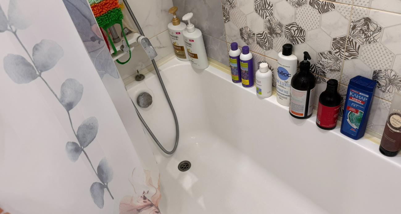 Хозяйки в СССР знали этот секрет: обычная свечка сохраняет затирку между плиткой белой без усилий