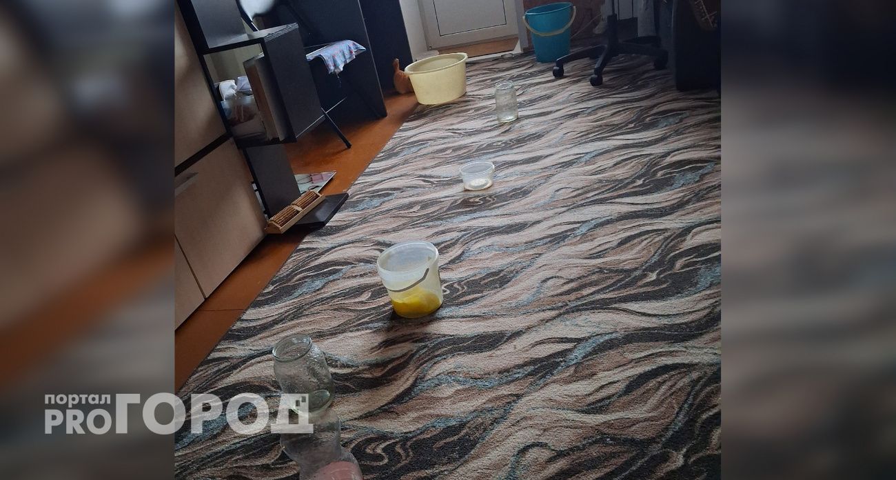 Новочебоксарцы вынуждены заставлять квартиры тазиками, собирая "капель" с потолка