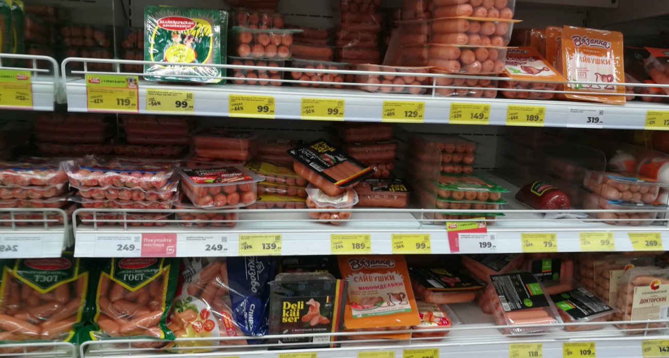 В дорогих магазинах такое же, но втридорога: в «Светофоре» нашли сосиски по 150 рублей за килограмм — народ сметает