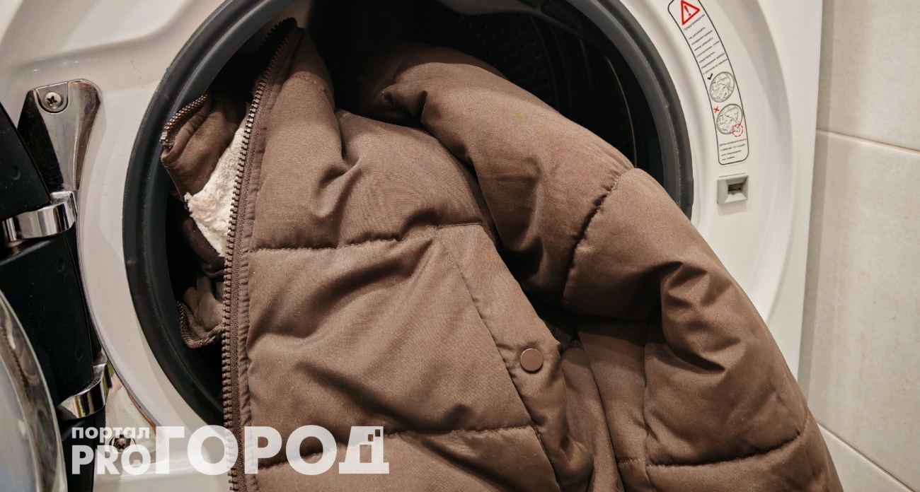 Постирала пуховик дома и повесила в шкаф до следующей зимы: подглядела в прачечной идеальный способ