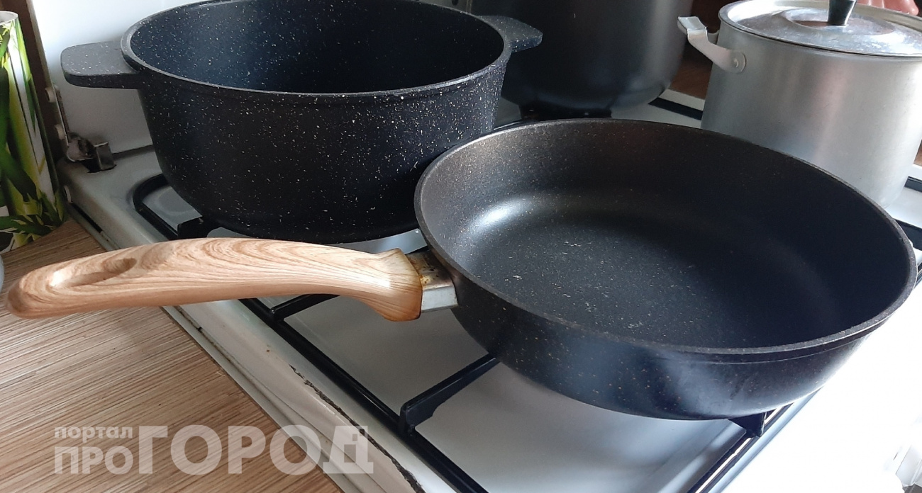 На моей кухне вся посуда блестит как новая: ресторанный способ мыть жирные сковородки без химии