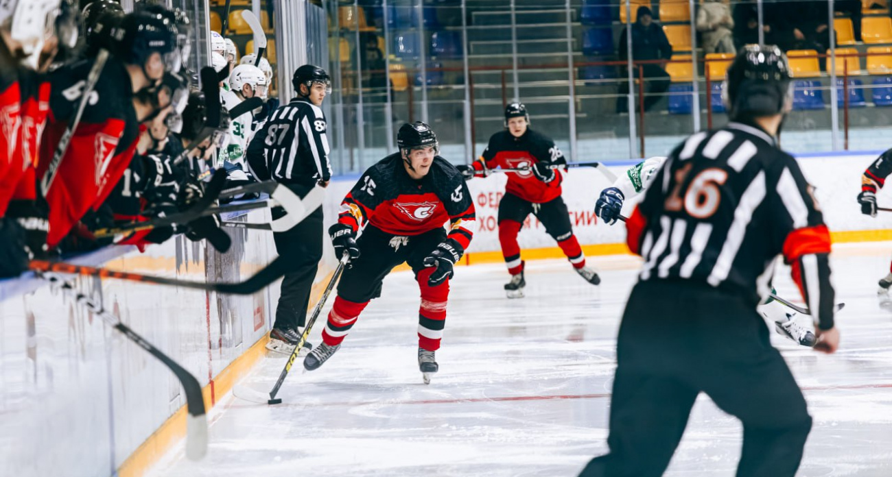 Снова все решили буллиты: новочебоксарские хоккеисты встретились с соперниками из Воронежской области