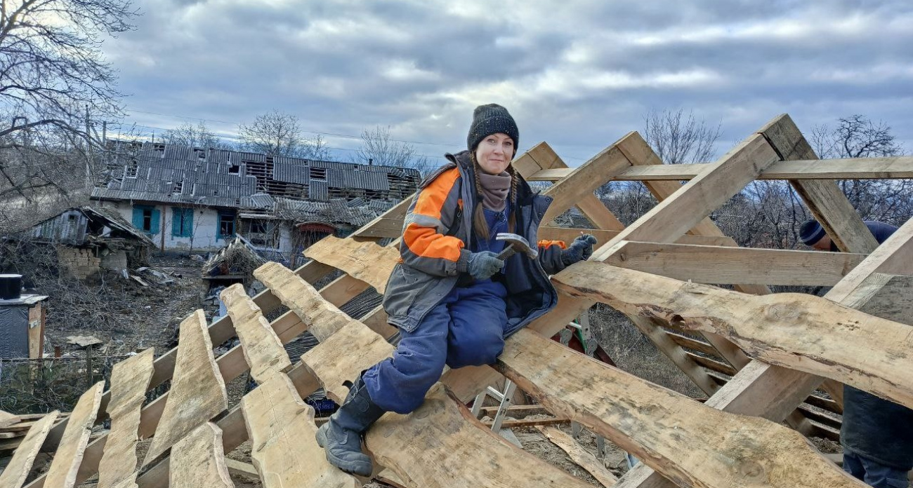 Восстанавливает крыши и помогает медикам: волонтерка из Новочебоксарска отправилась в Донецк