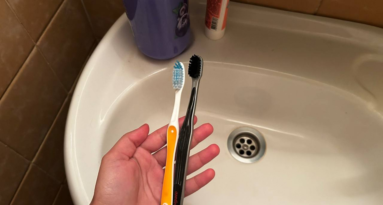 Стоматологи советуют менять щётку раз в 3 месяца, а я храню старые: муж крутил у виска, пока не увидел эти 5 лайфхаков