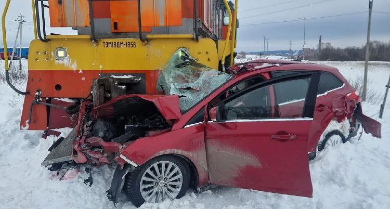 В Новочебоксарске на переезде столкнулись локомотив и иномарка: водитель легковушки погибла