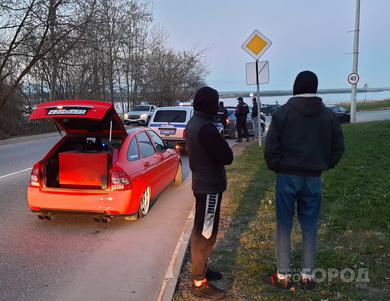 Любители заниженных автомобилей приехали на сходку и сразу получили 26  штрафов