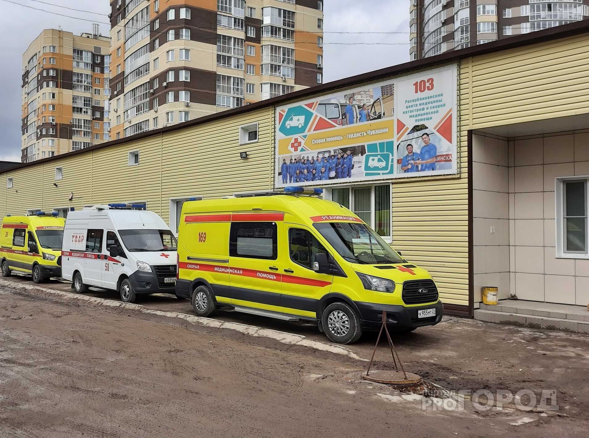 Ранним утром в Новочебоксарске мужчина выпал из окна многоэтажки