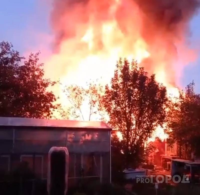 В Ольдеево горит дача