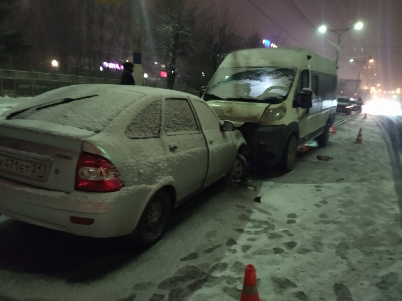 В Новочебоксарске лоб в лоб врезались маршрутка с "Приорой", есть пострадавшие