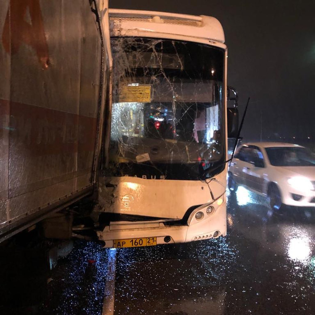 На въезде в Новочебоксарск автобус с пассажирами врезался в оставленный на дороге прицеп