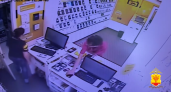 В Новочебоксарске мужчина украл телефон из салона связи и скрылся с места преступления