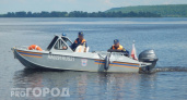На Волге спасатели помогли мужчине, упавшему с лодки