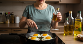 Почему не стоит жарить яичницу на подсолнечном масле – запомните это