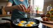 Почему не стоит готовить яичницу на подсолнечном масле – важно запомнить