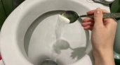 Почему стоит добавлять соль в воду унитаза. Полезный совет надолго