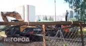 В Новочебоксарске грузовики подъезжают к стройке многоквартирного дома через территорию школы