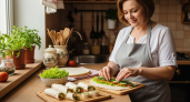 Быстро, просто и очень вкусно: берем лаваш и готовим сочные рулетики — сметут со стола в один миг