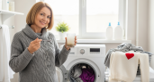 Стакан в барабан и одежда безупречно белая: секрет от прачки, что нужно добавить в машинку вместе с порошком