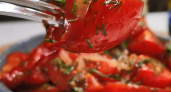 Вкуснющая закуска из помидоров на скорую руку: даже самые дешевые заиграют ярким вкусом