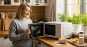 Хозяйки знают секрет съёмных деталей микроволновки — вот как они чистят её за 10 минут без усилий