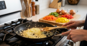 Повара годами скрывали этот секрет: что класть на сковороду первым — лук или морковь, и почему ошибка убивает вкус блюда