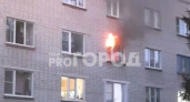 В Новочебоксарске в доме произошел пожар: из окна вырывался открытый огонь