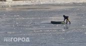 На льду Волги у Новочебоксарска заметили первого отчаянного рыбака