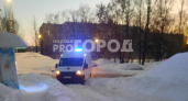 В Новочебоксарске на улице 10-й Пятилетки машина скорой помощи застряла в снежной каше при заезде во дворы 