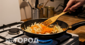 Опытные хозяйки никогда не жарят лук и морковь вместе для зажарки: почему это ошибка