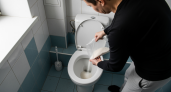 Простая хитрость с солью из кухни превратит грязный унитаз в идеально чистый за 15 минут без химии