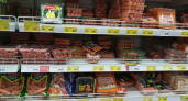 В дорогих магазинах такое же, но втридорога: в «Светофоре» нашли сосиски по 150 рублей за килограмм — народ сметает