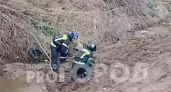 В Новочебоксарске спасатели помогли двум детям, которые по пояс застряли в грязи