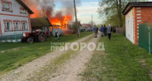 В деревне Шорчекасы сгорели два дома — внутри одного был человек