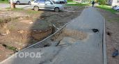В Новочебоксарске просела земля и асфальт во дворе дома на Первомайской
