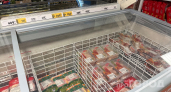 Продавщица в Пятерочке, увидев мою закупку куриной грудкой, шепнула секрет: эти 3 признака сразу говорят о химозном мясе