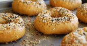 10-летний сын всю неделю пёк еврейские бублики: вкуснейшая выпечка с медовым луком и рыбой - стали хитом на завтрак