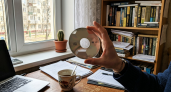 Скупаю все CD-диски, хотя и нет плеера: делаю на даче классные штуки из блестящего пластика 