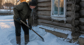 Мастер по ремонту раскрыл старинный способ утеплить дом при -30°: работает до сих пор, а современники забыли
