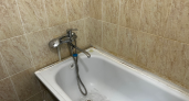 Скучная плитка в ванной — это вчерашний день: как покрасить её краской и забыть про ремонт на 5 лет