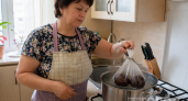 Прячу свёклу в пакет и опускаю в кипяток: ни бордовой кастрюли, ни водянистого вкуса