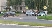 ДТП в Новочебоксарске: машина вылетела с дороги и снесла забор и столб