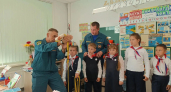 Школьников Новочебоксарска спасатели научили бросать линь и примерять жилеты